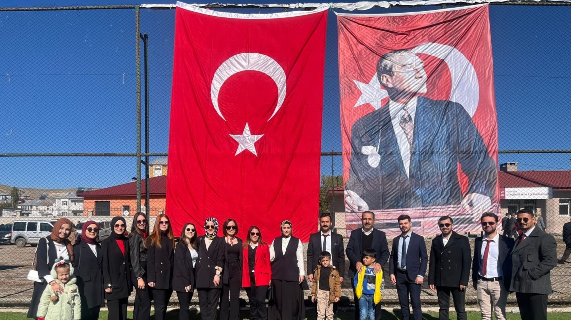 29 Ekim Cumhuriyet Bayramımızı İlçemizde ve okulumuzda coşkuyla kutladık. 